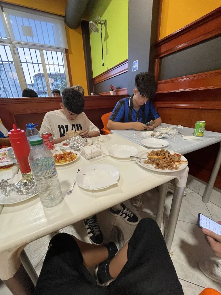 Antón Quintela_MAMA ISTAMBUL DONER KEBAP _Carballo_avis