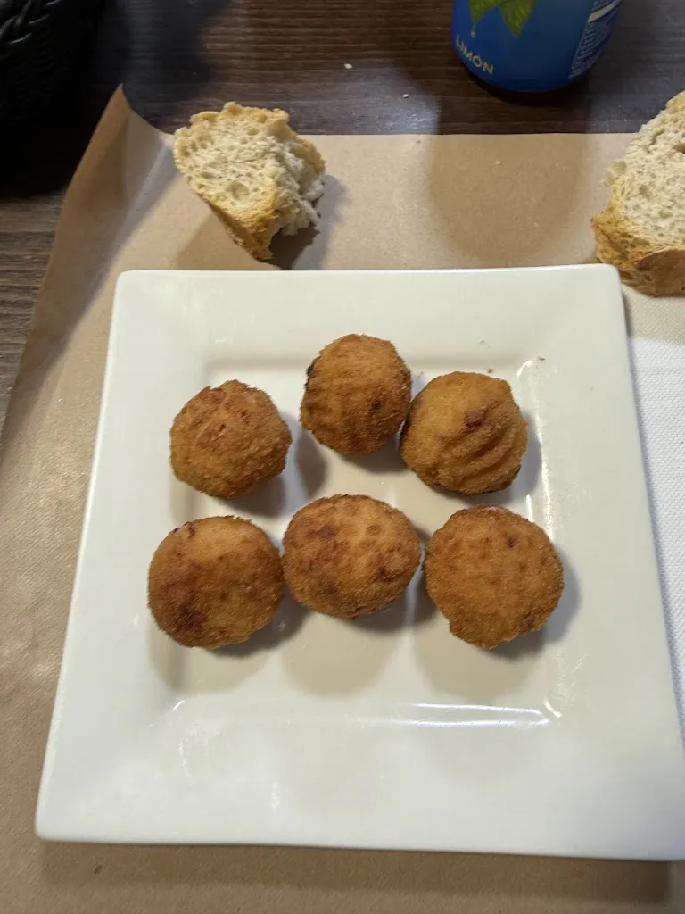 Patricia Esparza_Bar Vieques_Avilés_review