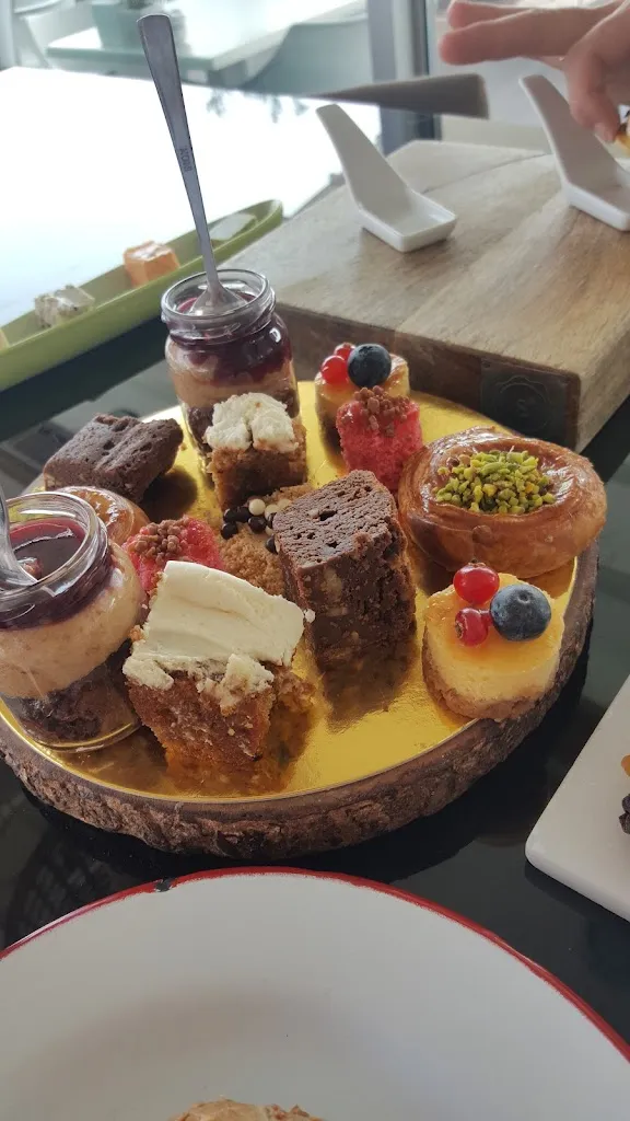 Derya Demirci_Ewan_Castrillón_review