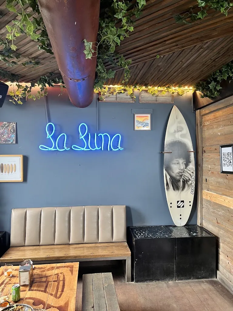 John Ruiz _La Luna_Castrillón_review