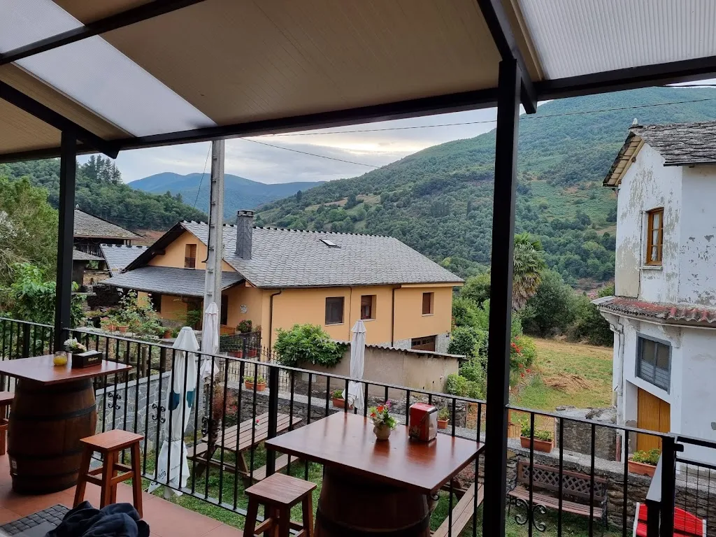 Apartamentos, bar tienda y restaurante La Artesana_Degaña_slider_image_1