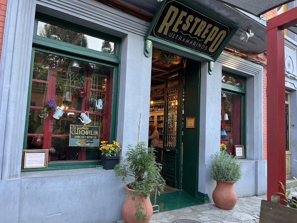 Ultramarinos Restrepo restaurant in Grandas de Salime