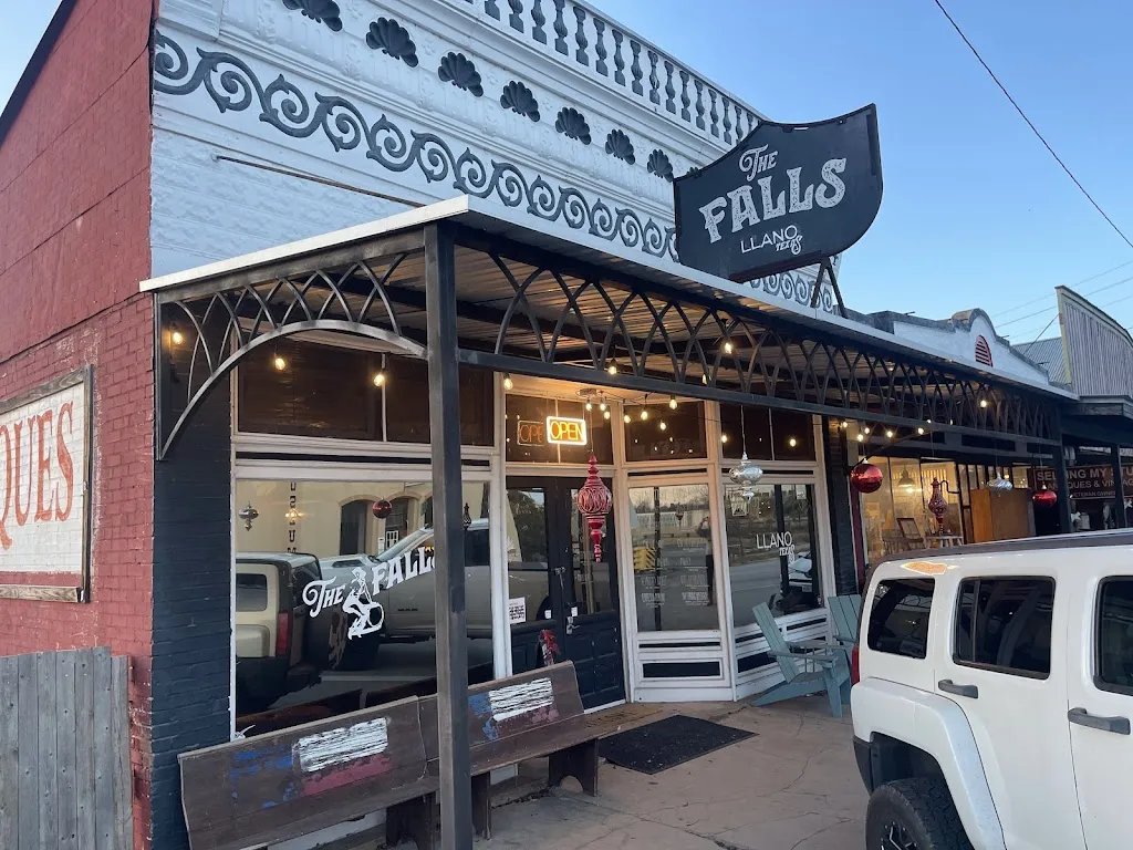 The Falls restaurant in Illano