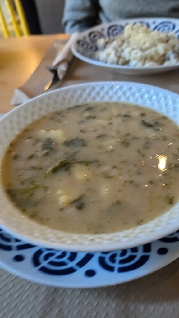 J. D._Ni Subo Ni Bajo_Illano_review