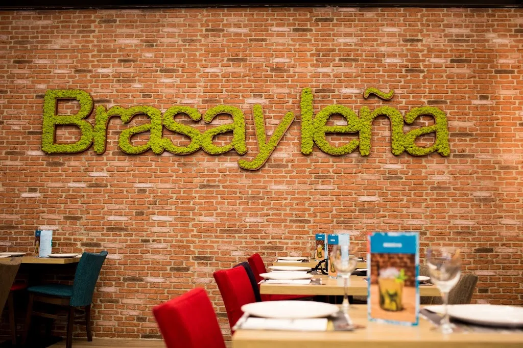 Brasa y leña restaurant in Lena