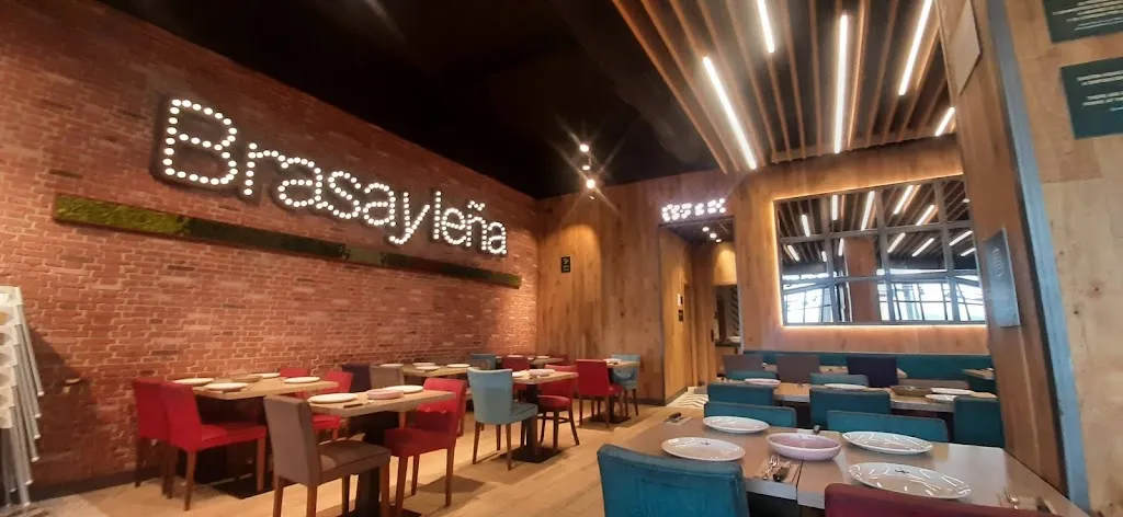 Brasa y Leña restaurant in Lena