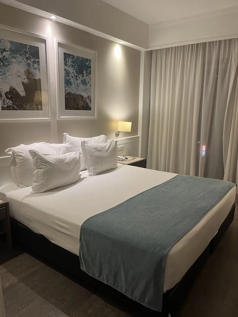 Jacek_AP Eva senses_Parres_review