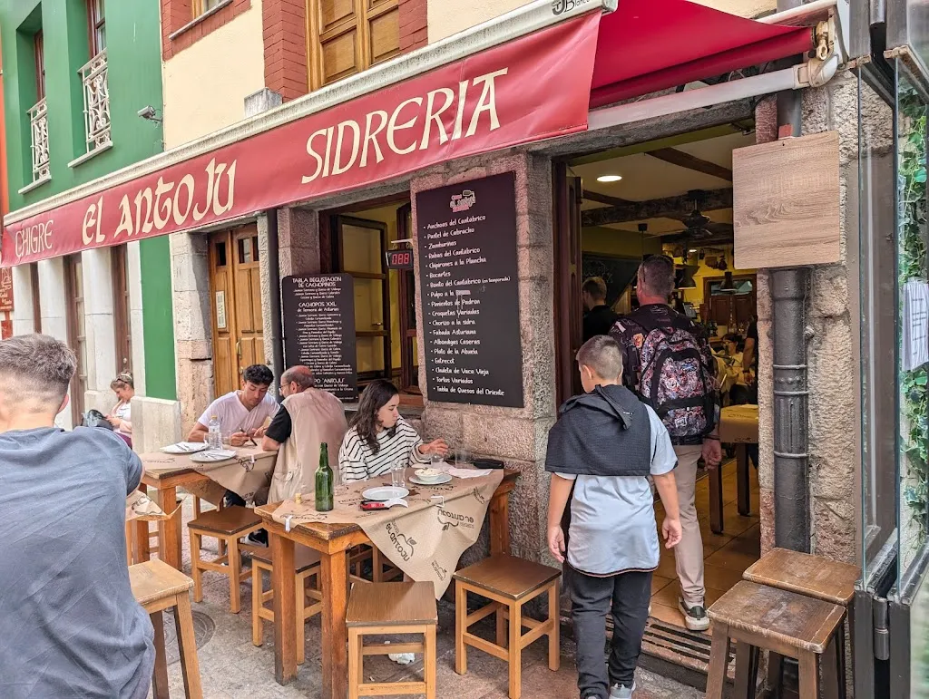 Chigre El Antoju Sidrería restaurant in Llanes
