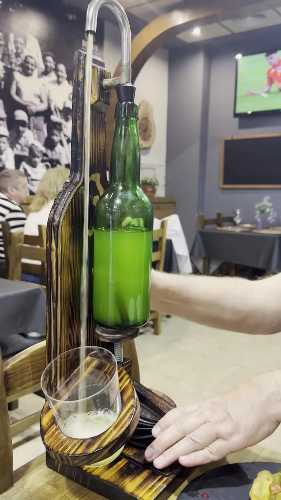 Cynthia Lang_Sidrería As de Guía_Llanes_recensione