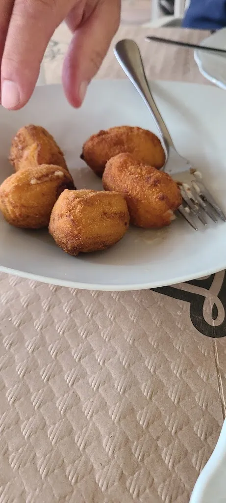 C M B_Los Emilios_Ribadedeva_recensione