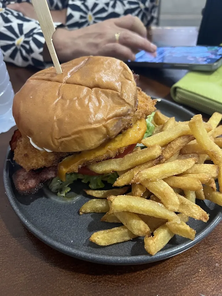 Maria Moreira pose_Xuncos Cafe Bar Restaurante_Dodro_review