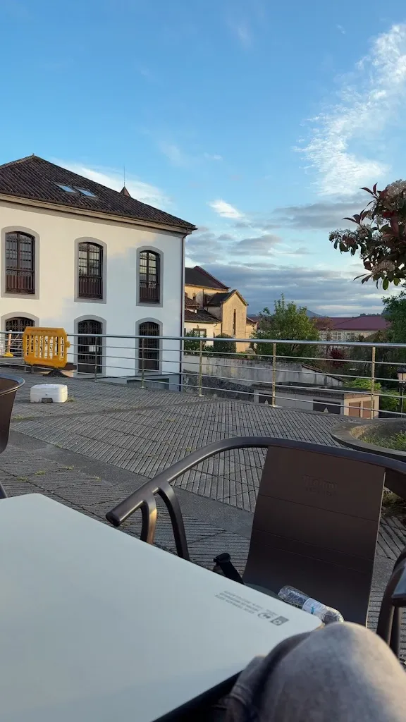 Guzman Perez Femminini_Cafetería Clarín_Soto del Barco_review