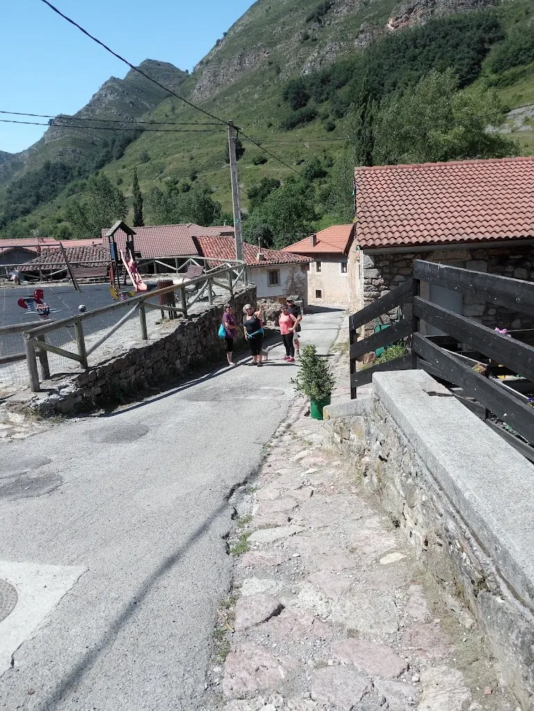 Ralph Chambers_Albergue - Bar - Restaurante de Saliencia_Somiedo_recensione