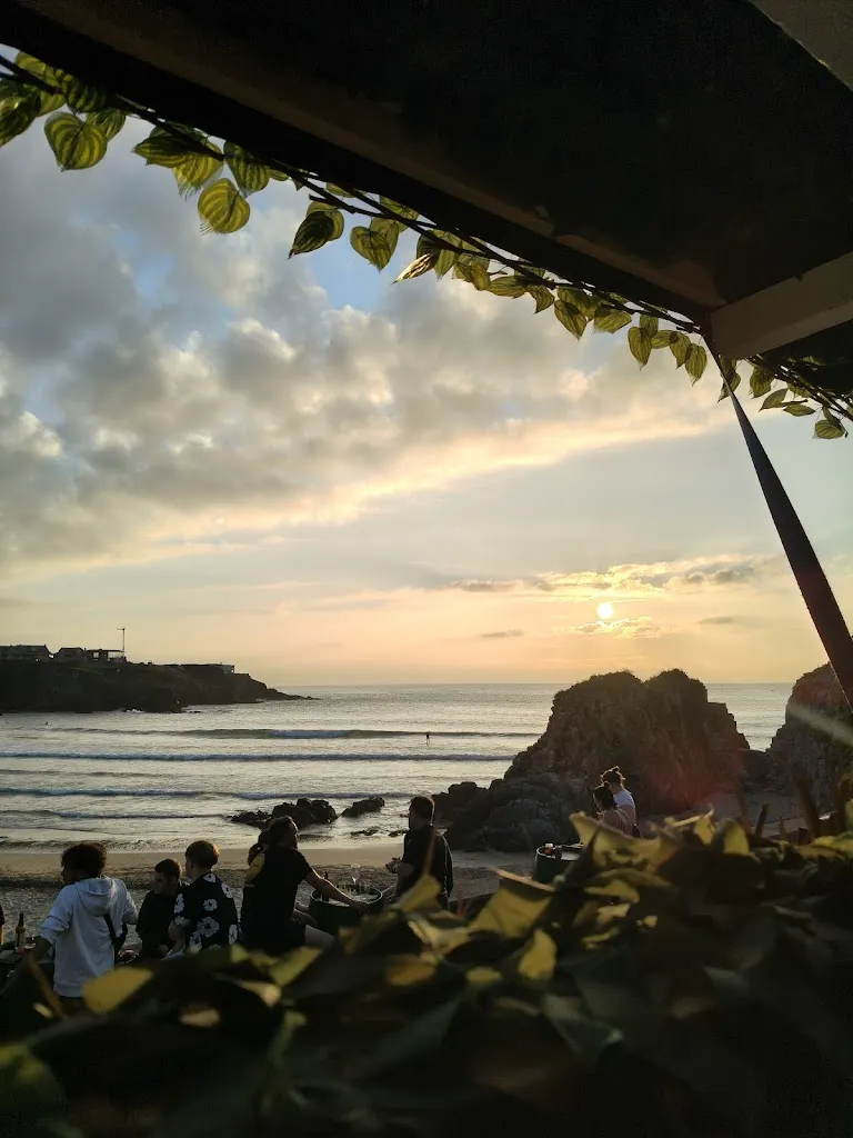 Emma Perez Lopez_WAVES_Tapia de Casariego_review