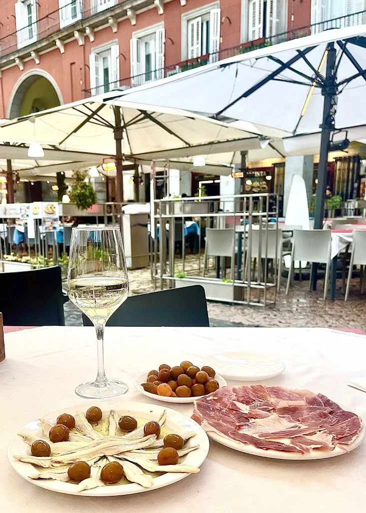 Lisa Besseghini-Winjum_Bar Tineo_Tineo_review