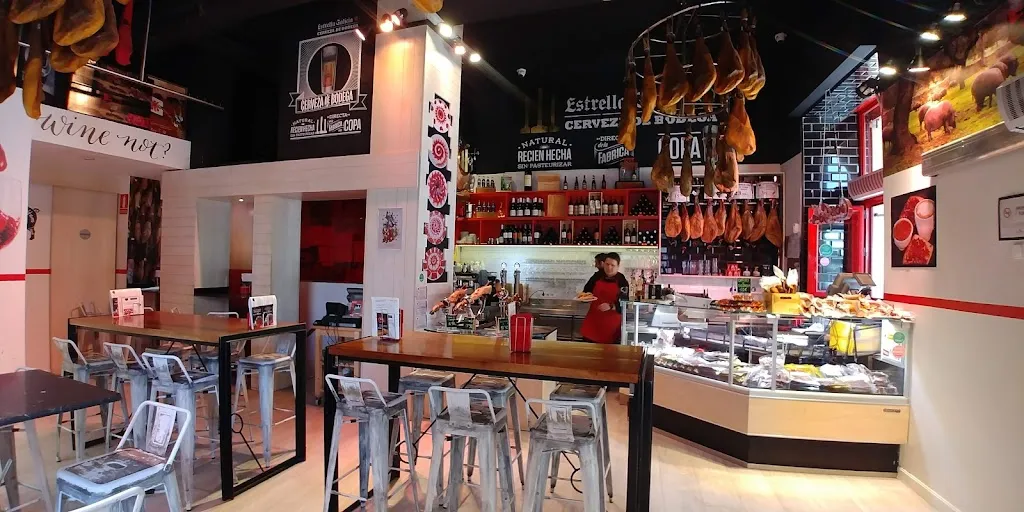 Jamones Julián Becerro restaurant in Arenal El