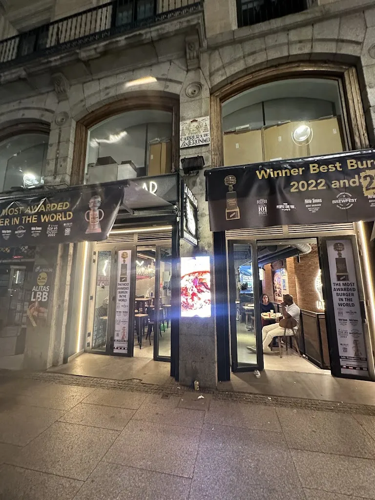 Abdullah Almohannadi_La Birra Bar Burgers Artesanales_Avellaneda_review