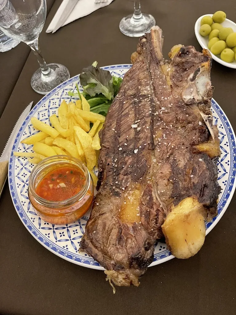 Piscinas Municipales Polideportivas restaurant in Arenas de San Pedro