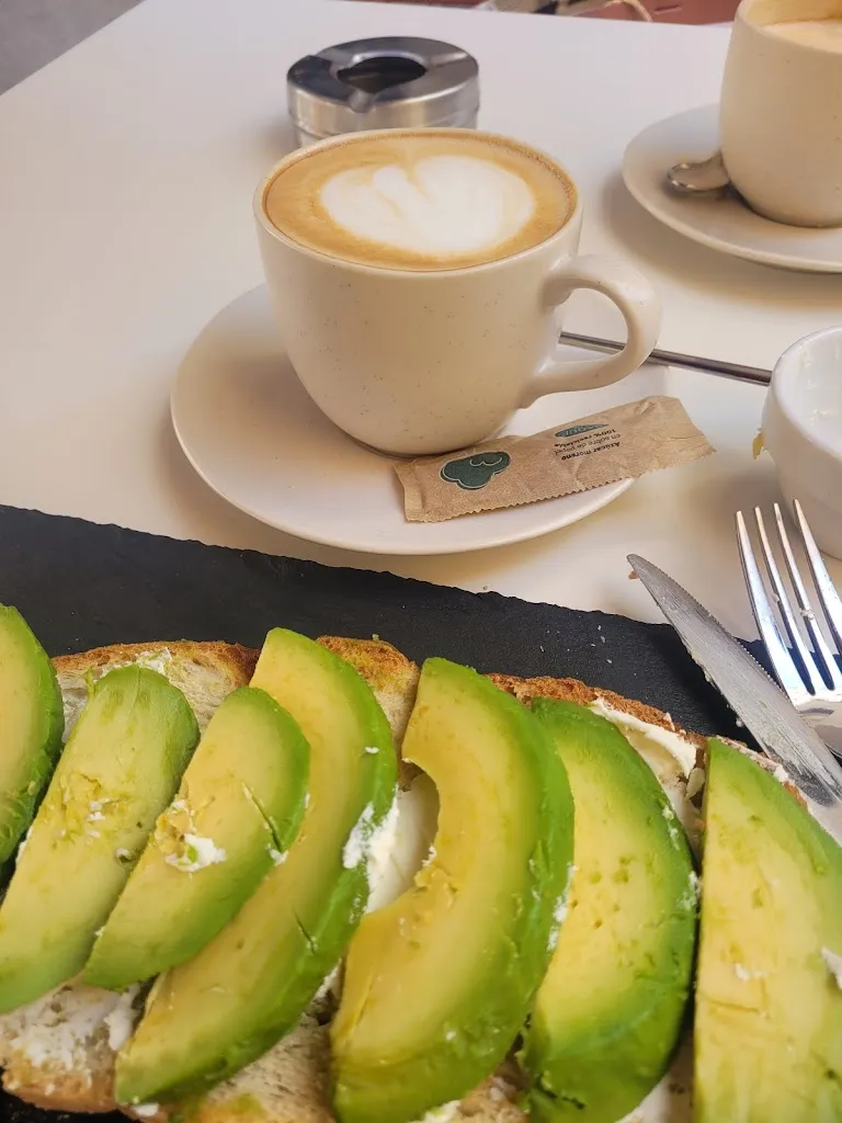 Michelle Rivera Dominguez_Vetónika_Aveinte_review