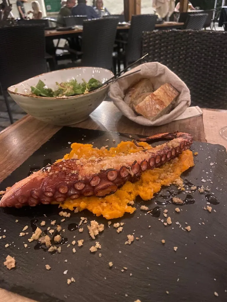 Zurdo Bar_Burgohondo_slider_image_2