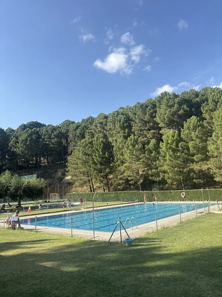 Patricia Valdeón_Piscina Municipal LA CANTERA Villarejo del Valle_Cuevas del Valle_review
