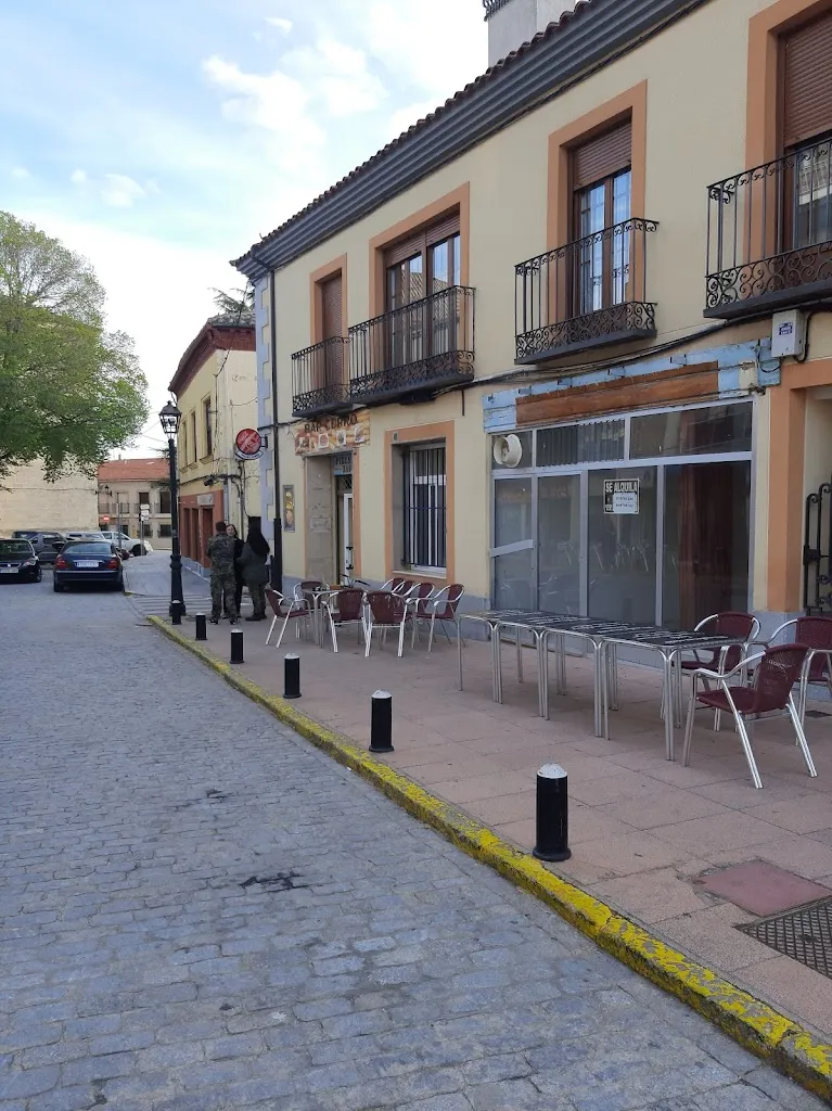 Juan Carlos Romano Bajo_Bar Curro_Cebreros_recensione