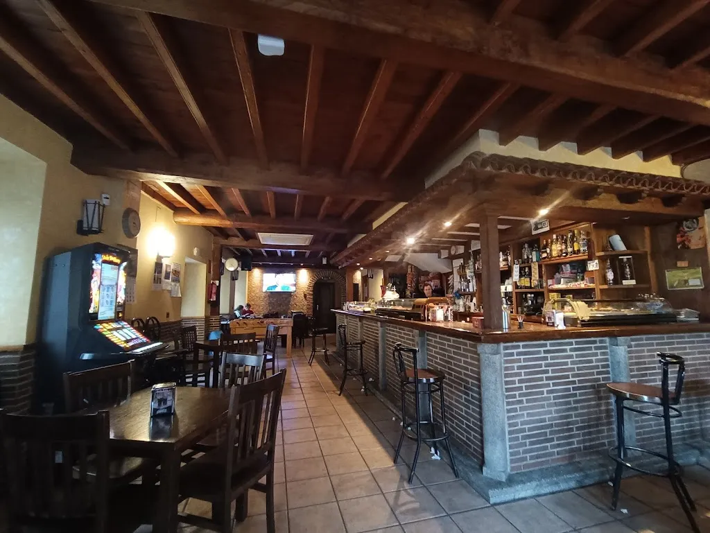 Disco Bar Ramiro Tapas restaurant in Horcajada La