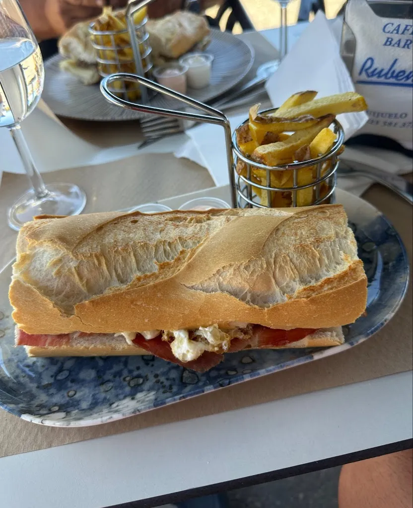 David Menéndez_Café Rubens Bar_Gilbuena_review