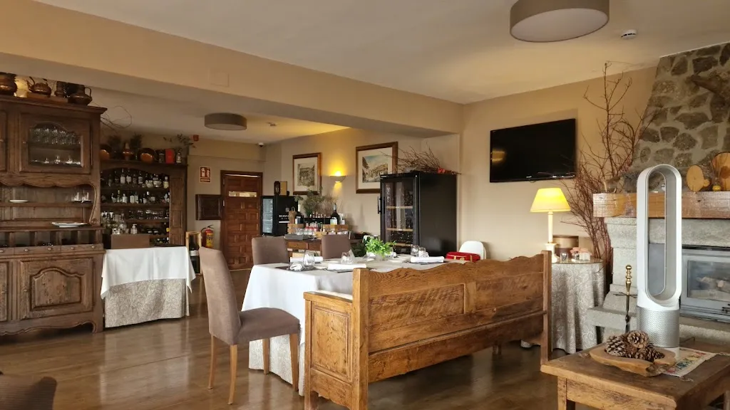 Restaurante de La Mira de Gredos restaurant in Hoyos del Collado
