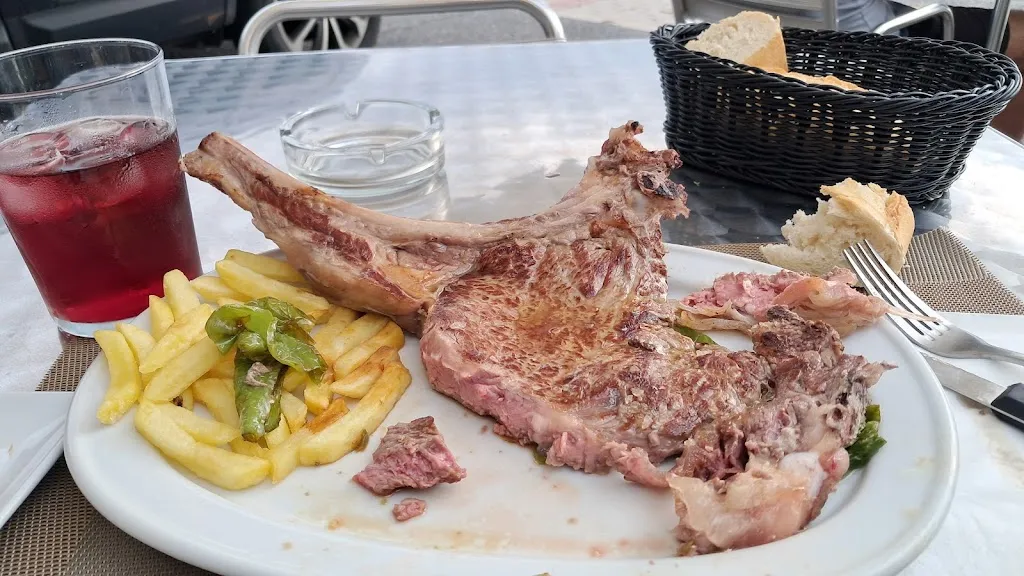 Luis Brovia Cuevas_Cafeteria El Plantio_Hoyos del Collado_review