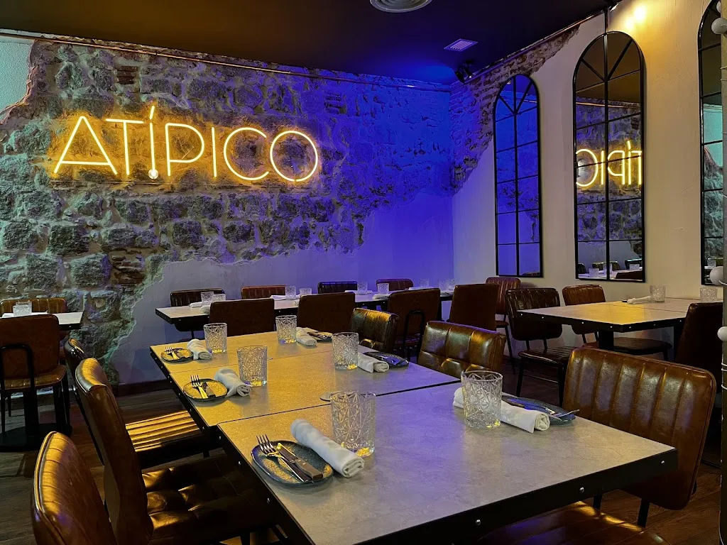 ATÍPICO restaurant in Muñomer del Peco