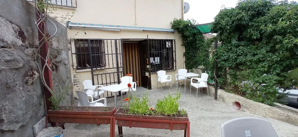 Bar/meson Los Cuatro Hermanos restaurant in Navahondilla