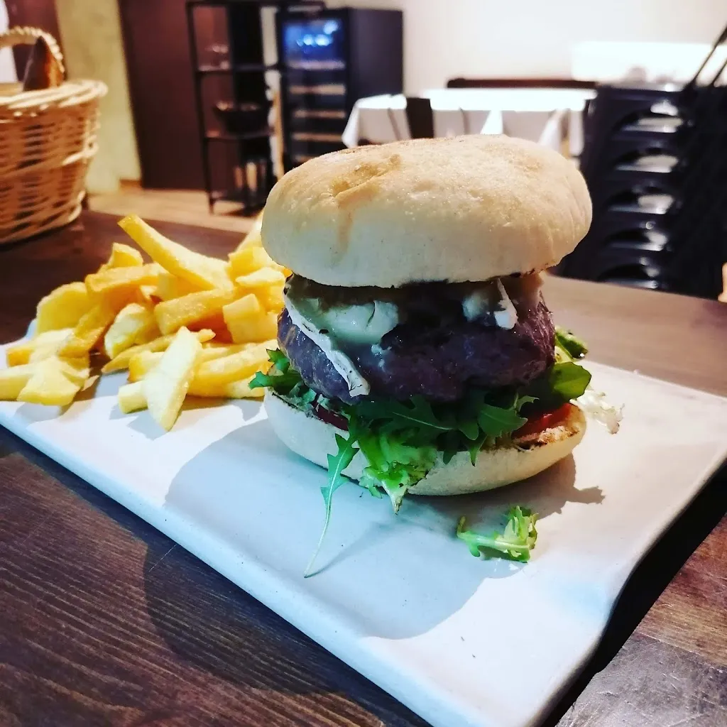 Restaurante/bar La Escuela_Narros del Puerto_slider_image_3