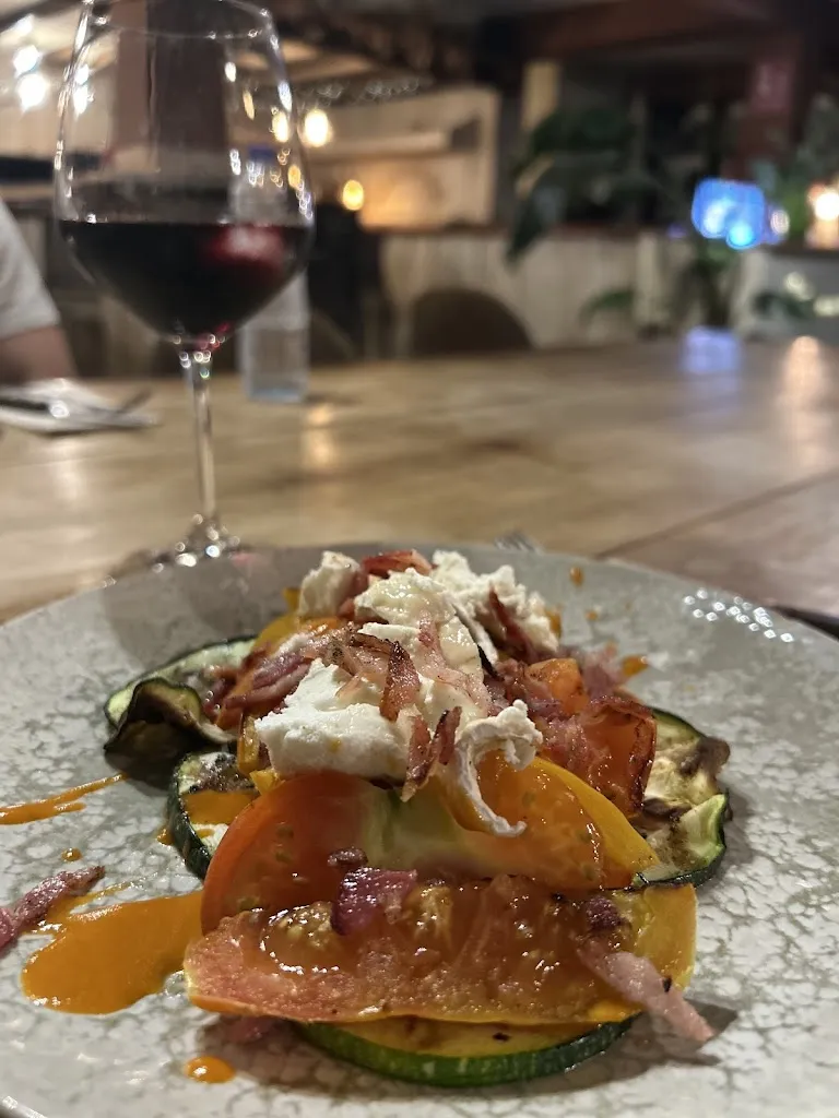 Dione caleb Rojo_Mesón Depacheco_Culleredo_review