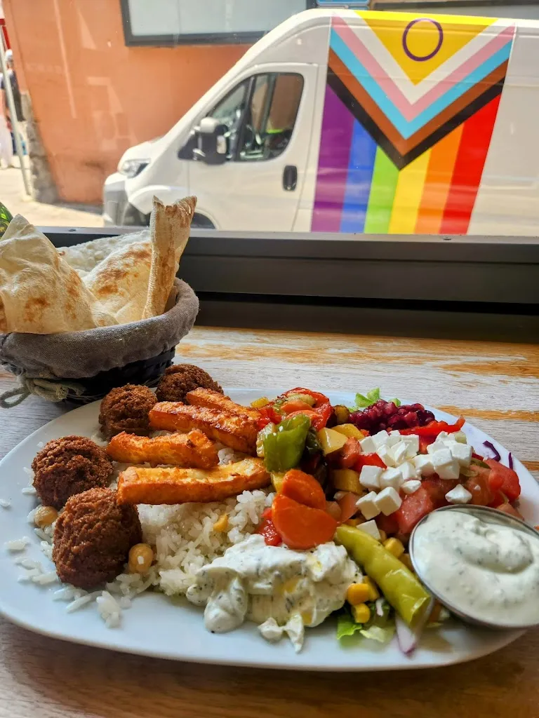 M McNie_Vira Vira. The Gyro’s - Street Food_Vita_review