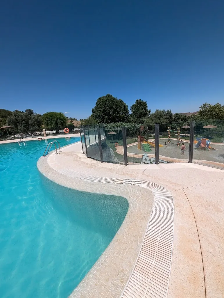 Inés Pino_Piscina municipal de Alconera_Alconera_recensione