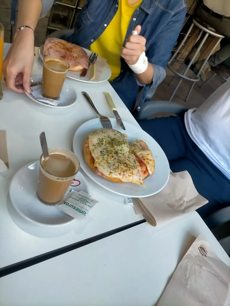 Felix Asensio_Pub Laguna_Aceuchal_recensione