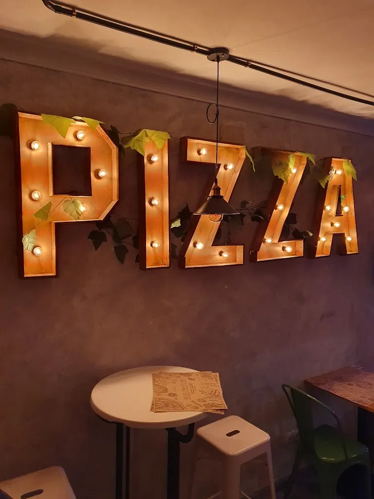 Juan Luis Martinez Labrador_Burning Pizzeria_Azuaga_review