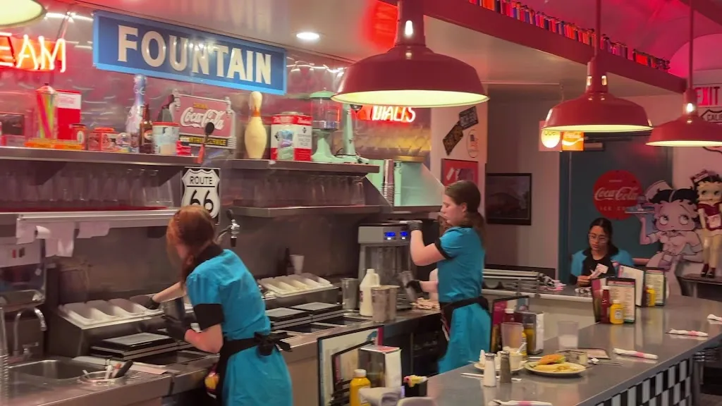 Yunong Shi_66 Diner_Alburquerque_review