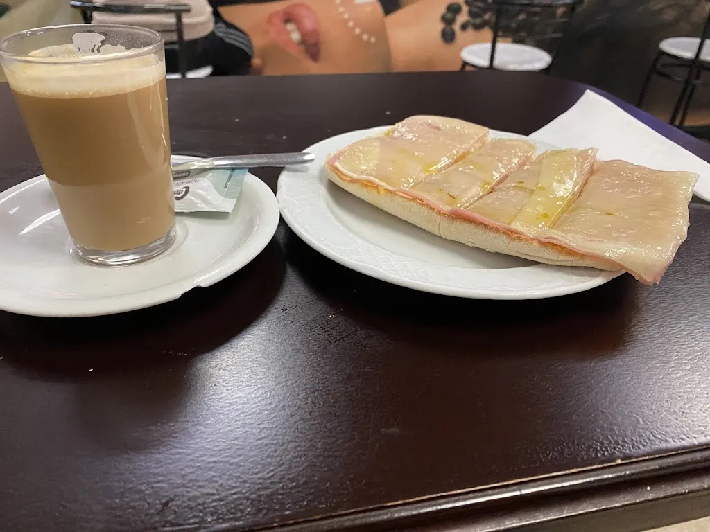 Antolín Bar restaurant in Corte de Peleas