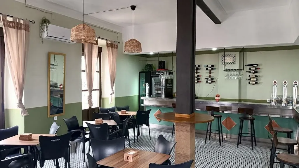 Café-Bar La Golondrina restaurant in Fuentes de León