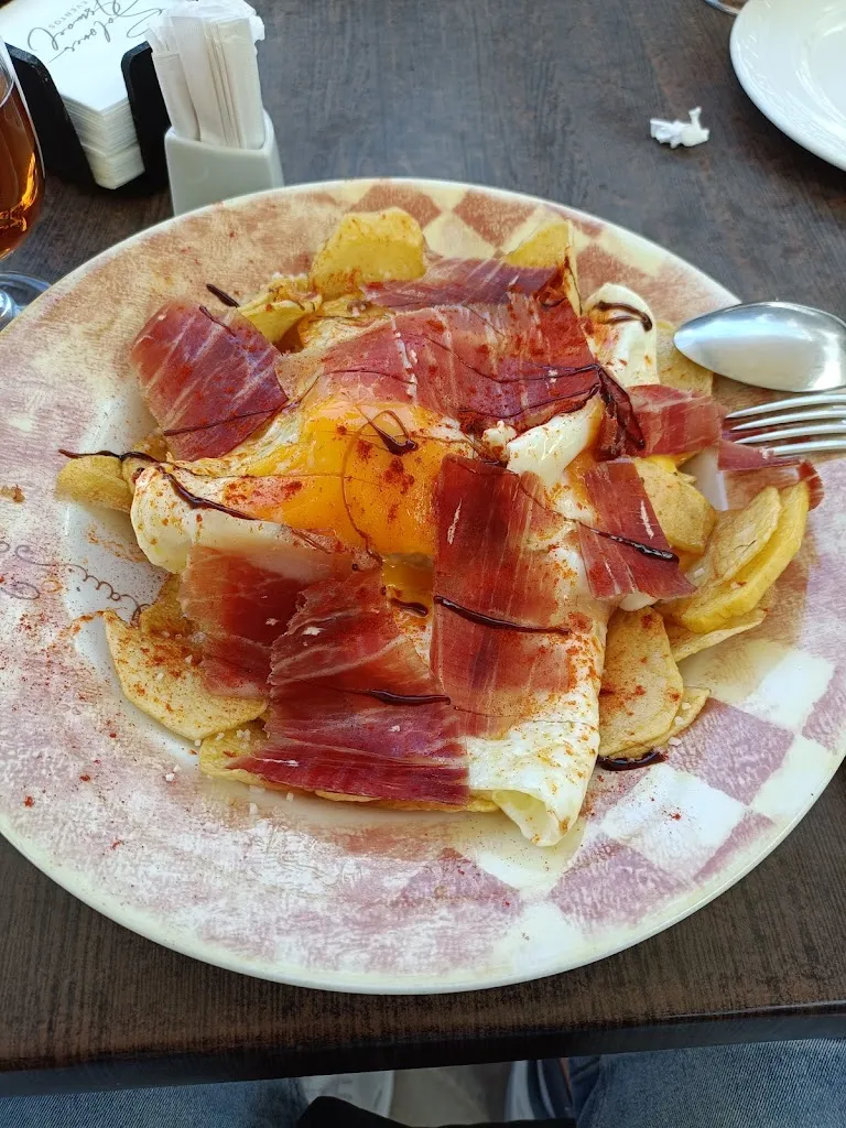 Carlos Romero González_Salones Ismael_Herrera del Duque_review