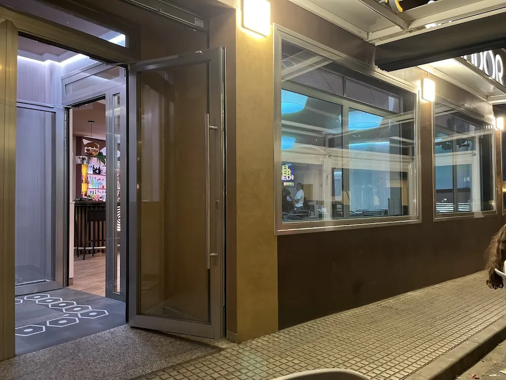 RODRIGO MENA-BRITO_Bar-Cafetería Ecuador_Guareña_recensione