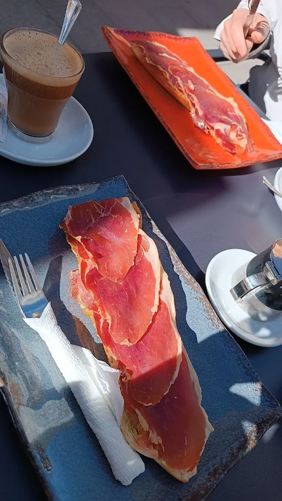 Isabel Galindo Alvarado_Cafetería La Bóveda_Guareña_review