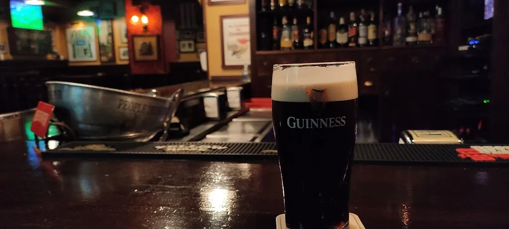 Darren Wilson Crisp Thomas_IRISH PUB PEOPLE_Don Benito_review