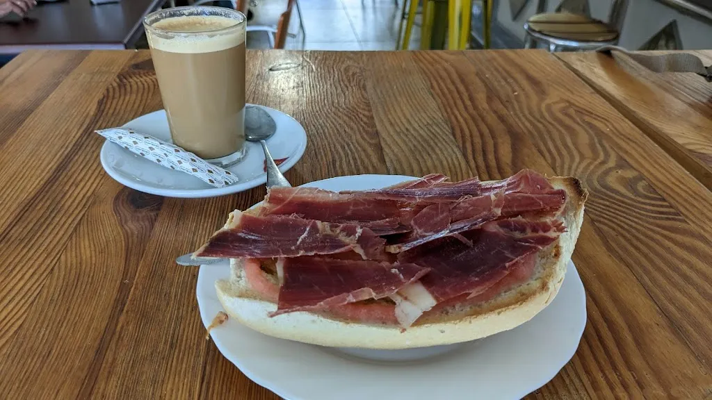 francisco javier guerra cantero_bar MijiNA_Medina de las Torres_review