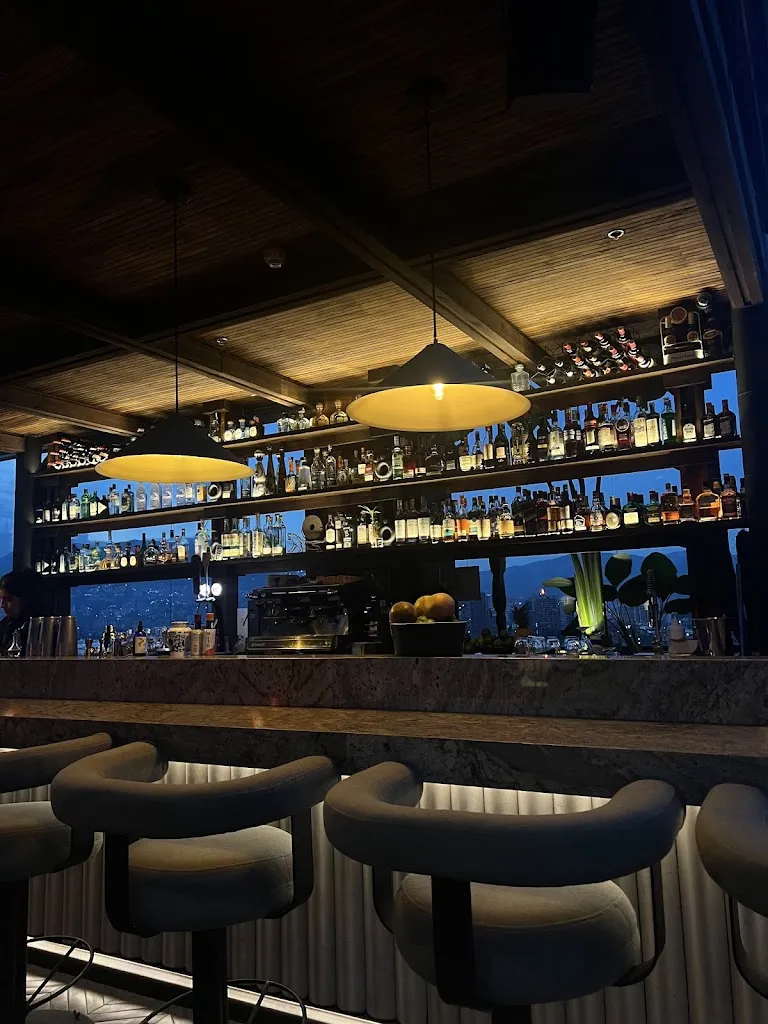 Yaqueri Genser_MAL DE OJO ROOFTOP MEDELLIN_Medellín_review