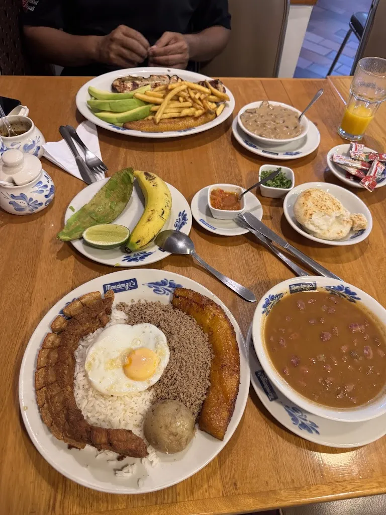 LIVE TRAVEL CONTENT_Mondongo's_Medellín_Bewertung