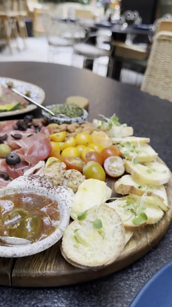 Ronald N._Cala Roca_Medellín_review