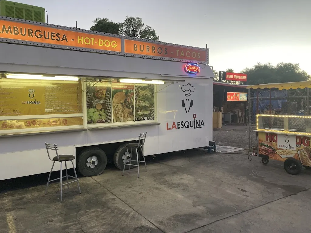 Kamil Szymaniak_La Esquina_Nogales_review